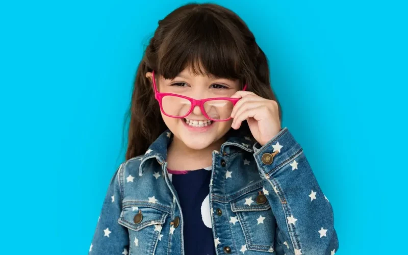 studio-portrait-girl-wearing-glasses_53876-146321